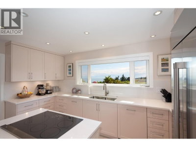 4228 ROCKRIDGE Crescent | West Vancouver British Columbia | Slide Image Nine