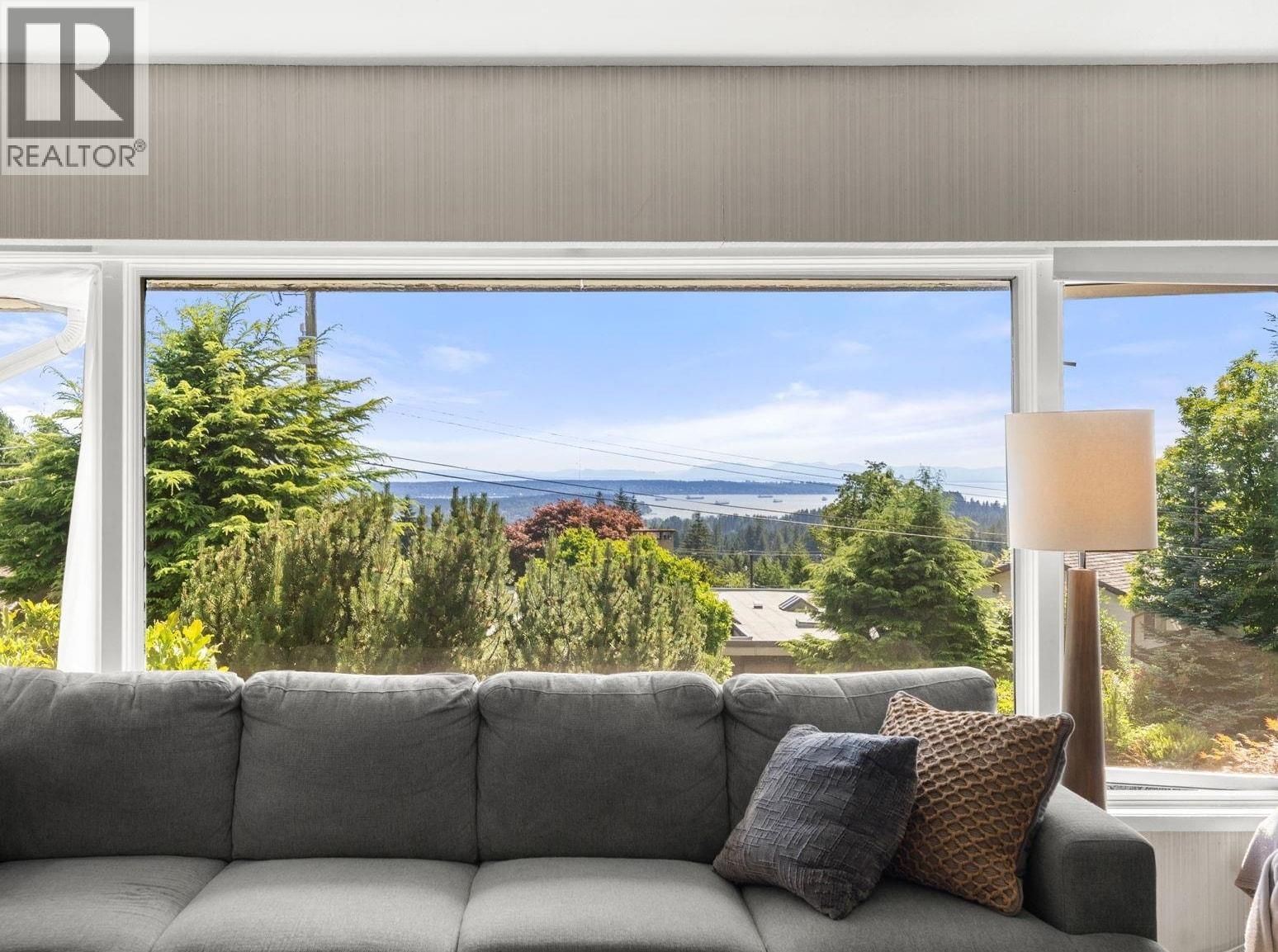 674 BLUERIDGE Avenue, North Vancouver, British Columbia V7R 2J3
