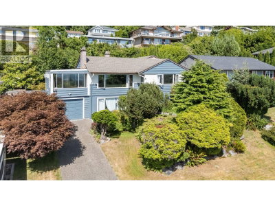 674 BLUERIDGE Avenue | North Vancouver British Columbia | Slide Image Three