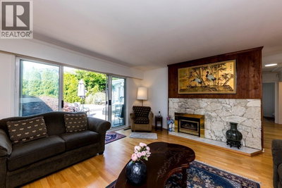 1140 PINEWOOD Crescent | North Vancouver British Columbia | Slide Image Eight