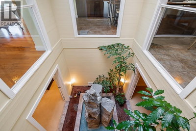 1542 CHARTWELL Drive | West Vancouver British Columbia | Slide Image Thirteen