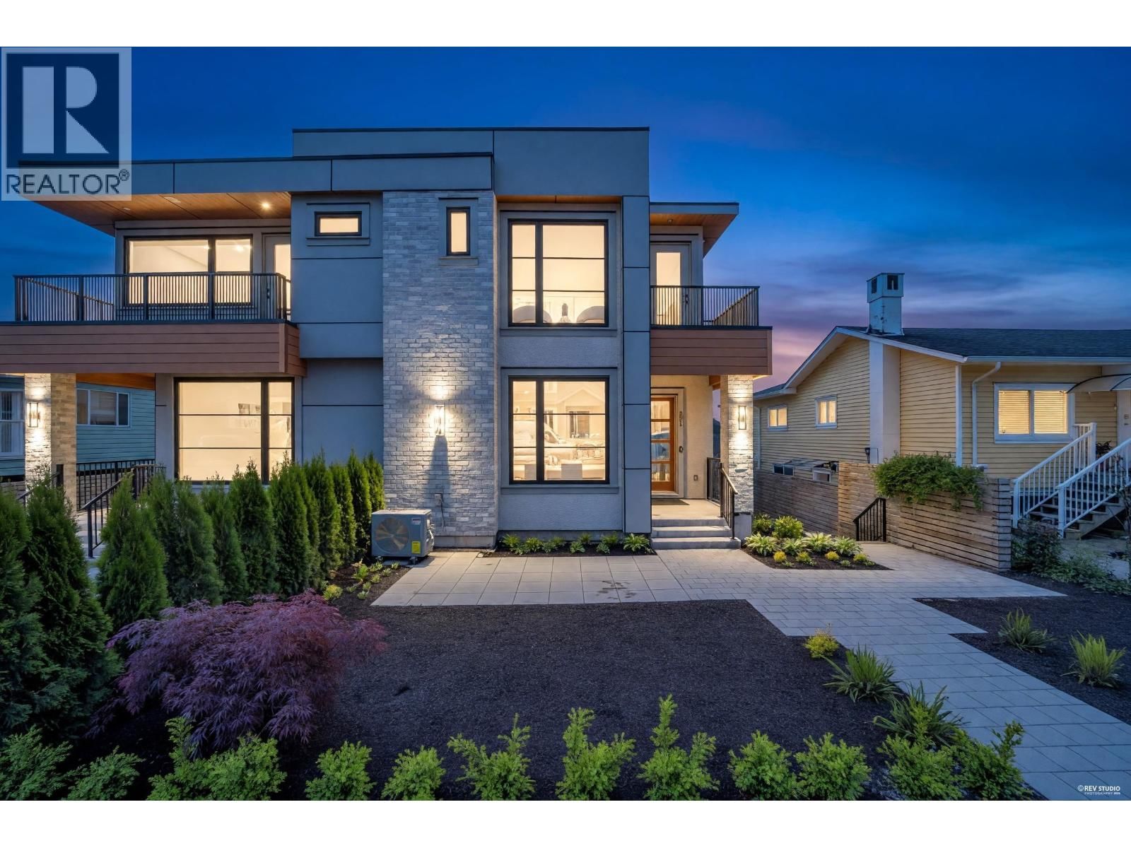 946 DANSEY Avenue, Coquitlam, British Columbia V3K 3G7