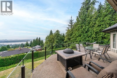 2478 WESTHILL Court | West Vancouver British Columbia | Slide Image Thirteen