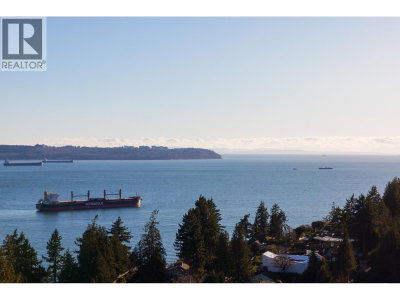 3460 ROCKVIEW Place | West Vancouver British Columbia | Slide Image Thirty