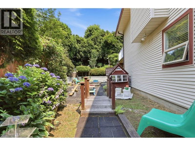 23711 106 Avenue | Maple Ridge British Columbia | Slide Image Nine