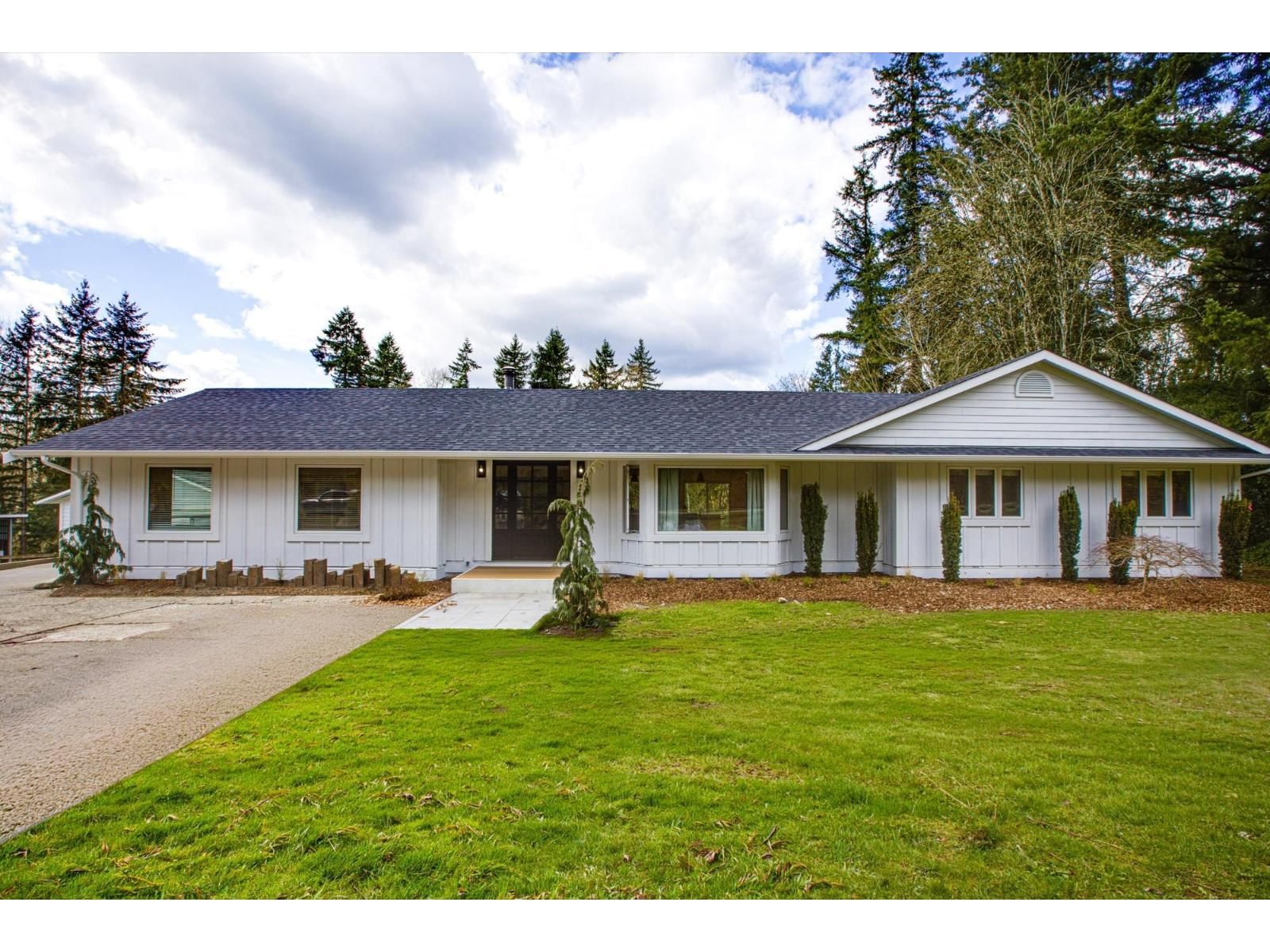 7025 HESSLEA Crescent, Abbotsford, British Columbia V4X 2C2