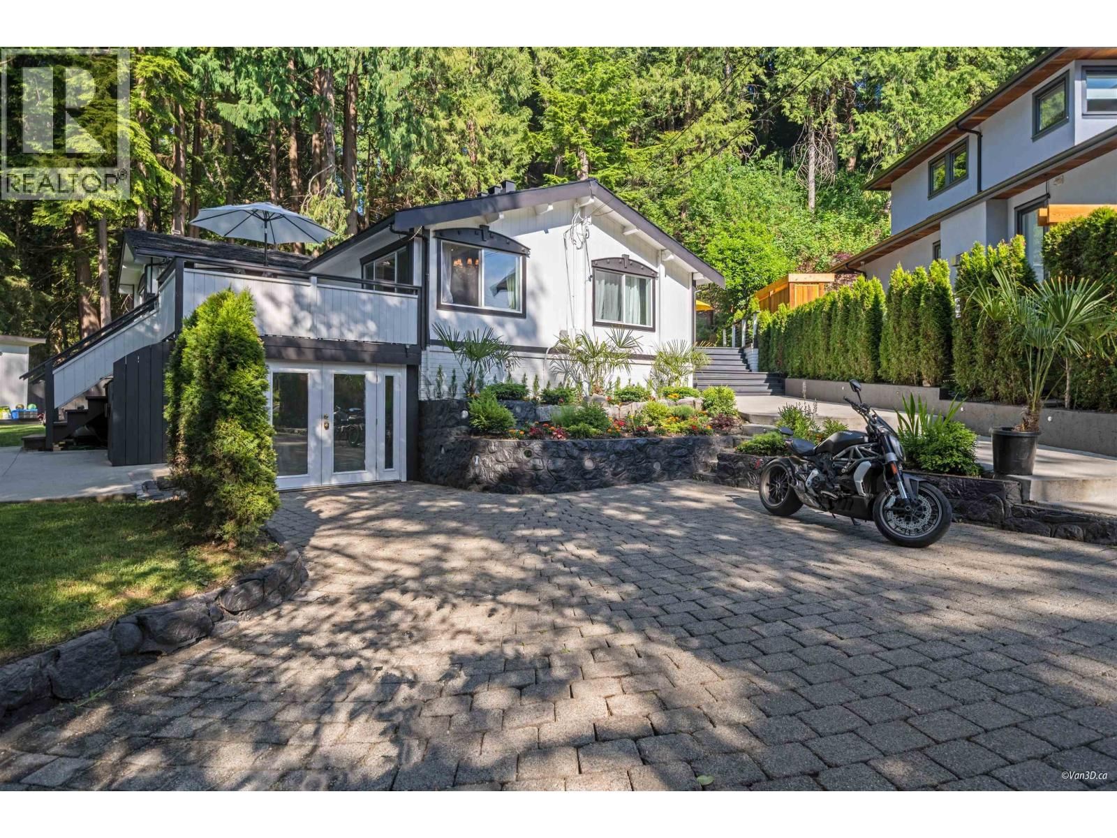3870 EMERALD Drive, North Vancouver, British Columbia V7R 3B8