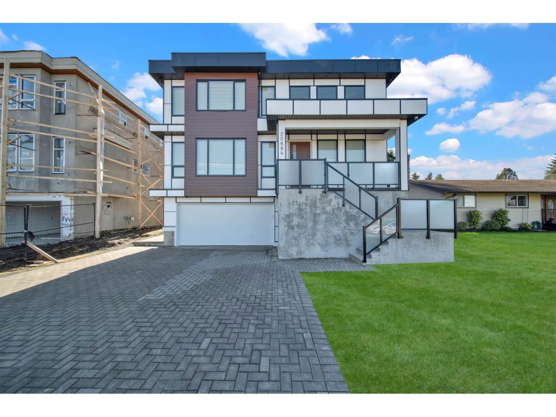 20884 48 Avenue Langley British Columbia, V3A 3L9 - 8 Bedrooms Home For Sale