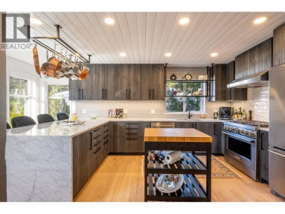 2219 ASPEN Drive | Whistler British Columbia | Slide Image Six