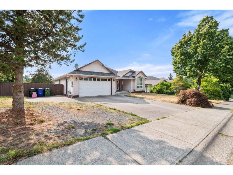 5669 STONEHAVEN Street Chilliwack British Columbia, V2R 3Y6 - 7 Bedrooms Home For Sale