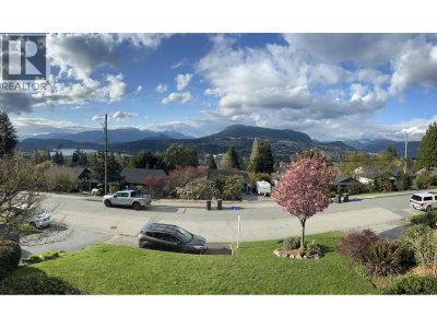 918 BAKER Drive | Coquitlam British Columbia | Slide Image Three