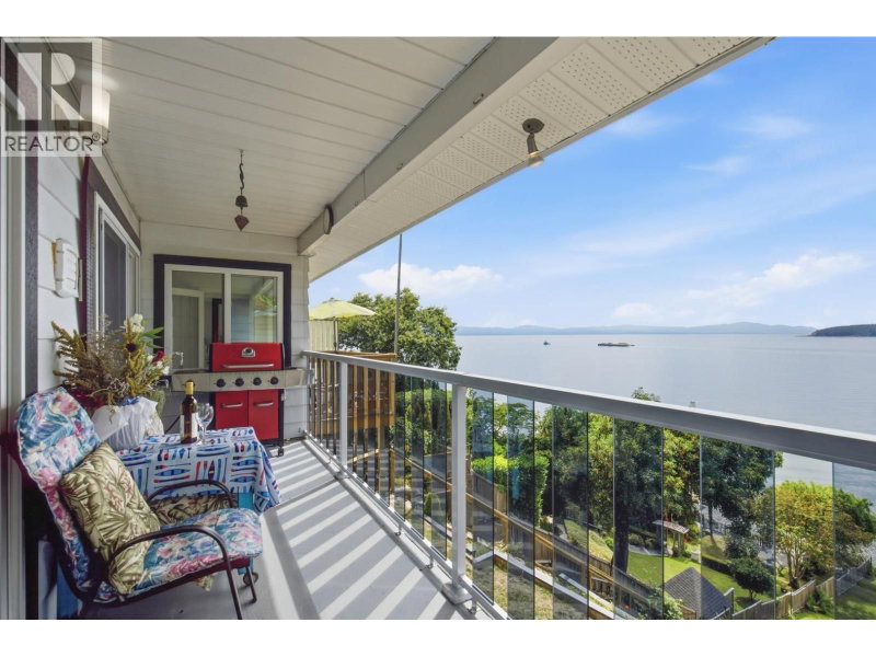 5223 SUNSHINE COAST Highway Sechelt British Columbia, V7Z 0C4 - 5 Bedrooms Waterfront Home For sale