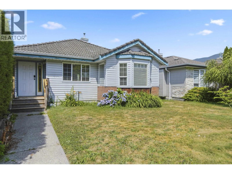 1827 MAMQUAM Road Squamish British Columbia, V0N 1T0 - 3 Bedrooms Home For Sale