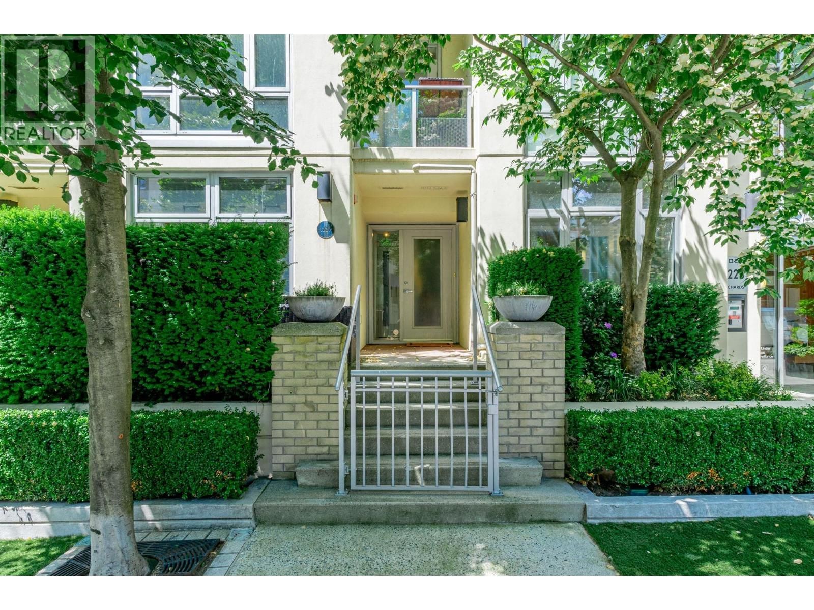 1227 RICHARDS Street, Vancouver, British Columbia V6B 3G3
