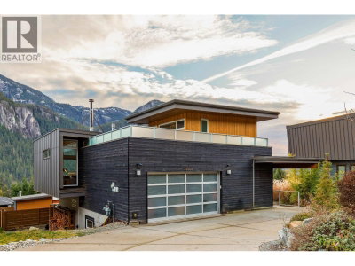 38555 SKY PILOT Drive | Squamish British Columbia | Slide Image Four