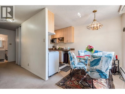 2016 FULLERTON Avenue | North Vancouver British Columbia | Slide Image Twelve