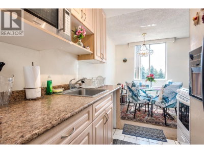 2016 FULLERTON Avenue | North Vancouver British Columbia | Slide Image Thirteen