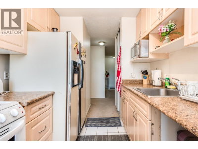 2016 FULLERTON Avenue | North Vancouver British Columbia | Slide Image Fifteen
