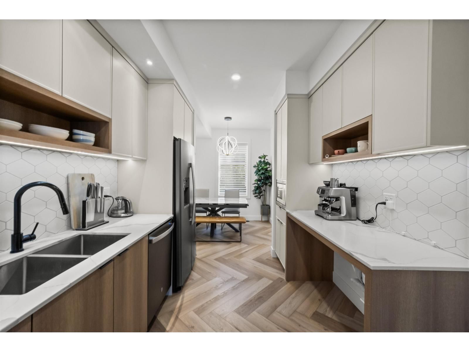2350 165 Street, Surrey, British Columbia V3Z 1J9