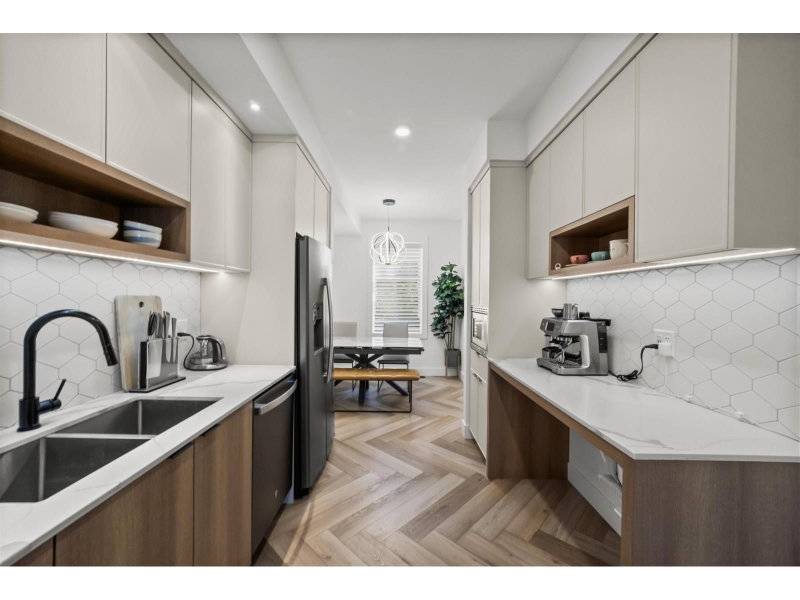 2350 165 Street Surrey British Columbia, V3Z 1J9 - 2 Bedrooms Condo For Sale