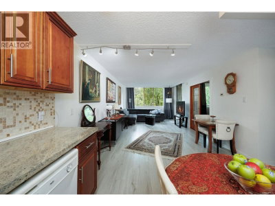 2012 FULLERTON Avenue | North Vancouver British Columbia | Slide Image Thirteen