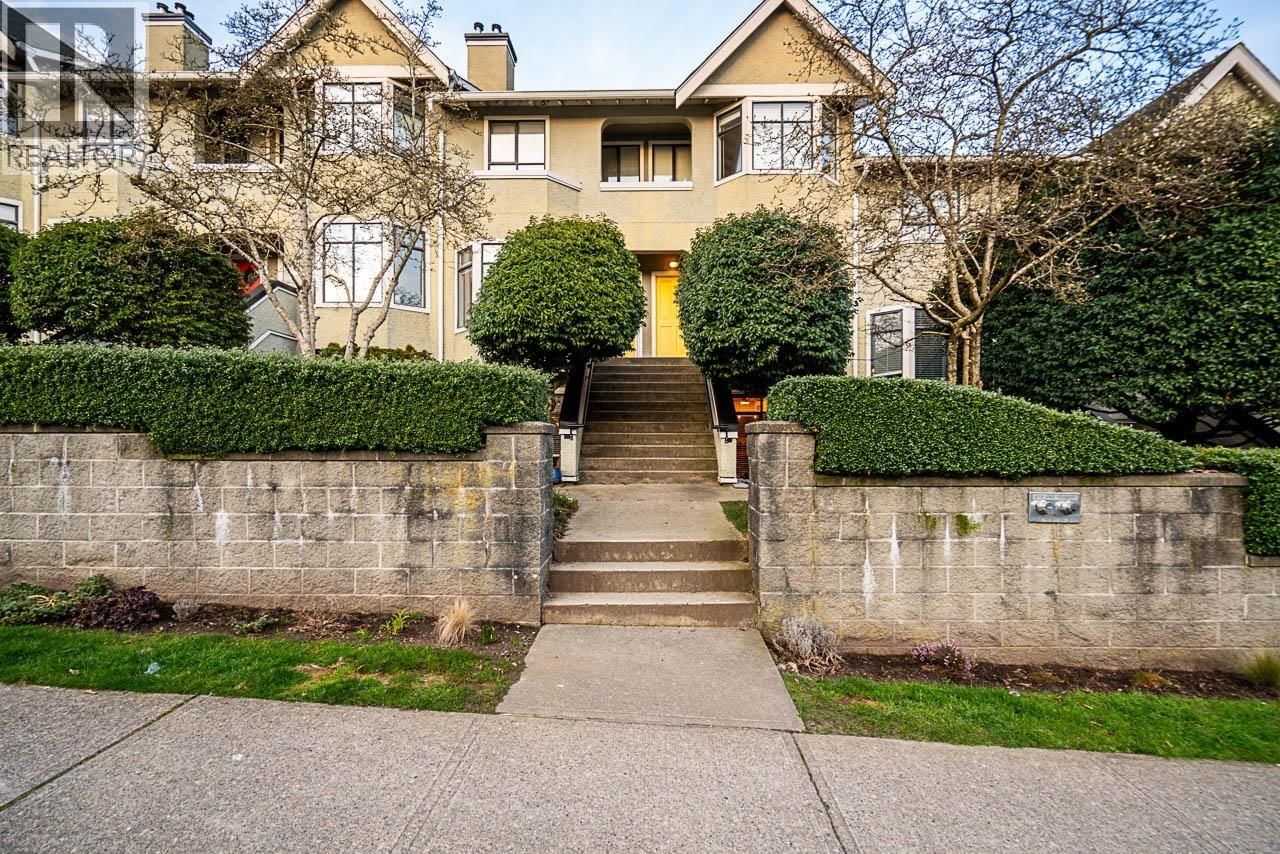 221 ASH Street, New Westminster, British Columbia V3M 3M5