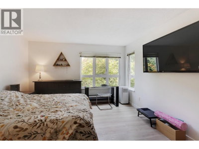 106 KINGS Road | North Vancouver British Columbia | Slide Image Fourteen