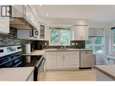 106 KINGS Road | North Vancouver British Columbia | Slide Image Nine