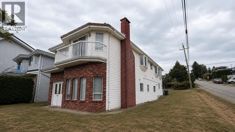 11 STRATFORD Avenue Burnaby British Columbia, V5B 4X8 - 5 Bedrooms Home For Sale