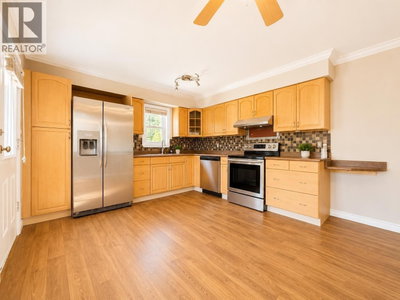 910 ROBINSON Street | Coquitlam British Columbia | Slide Image Nine