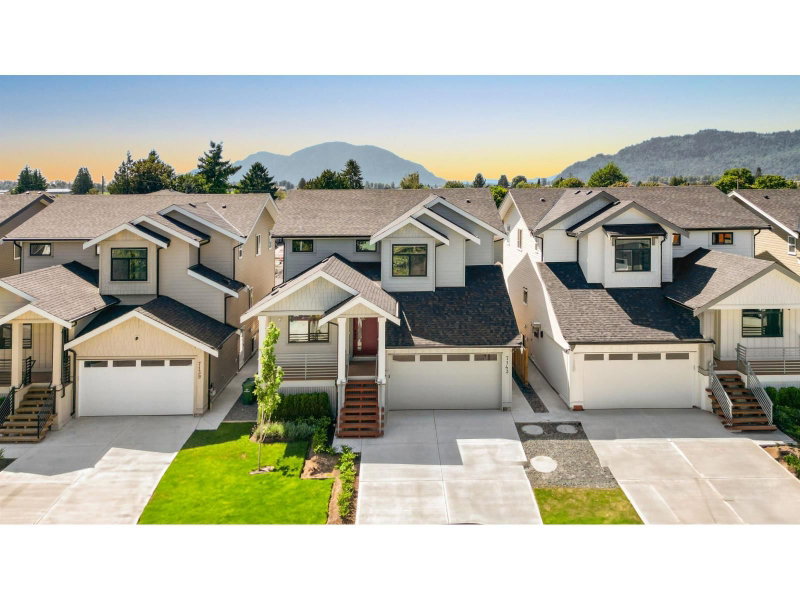 7143 ELWOOD Drive Chilliwack British Columbia, V2R 1G8 - 6 Bedrooms Home For Sale