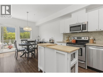 38142 CLEVELAND Avenue | Squamish British Columbia | Slide Image Nine