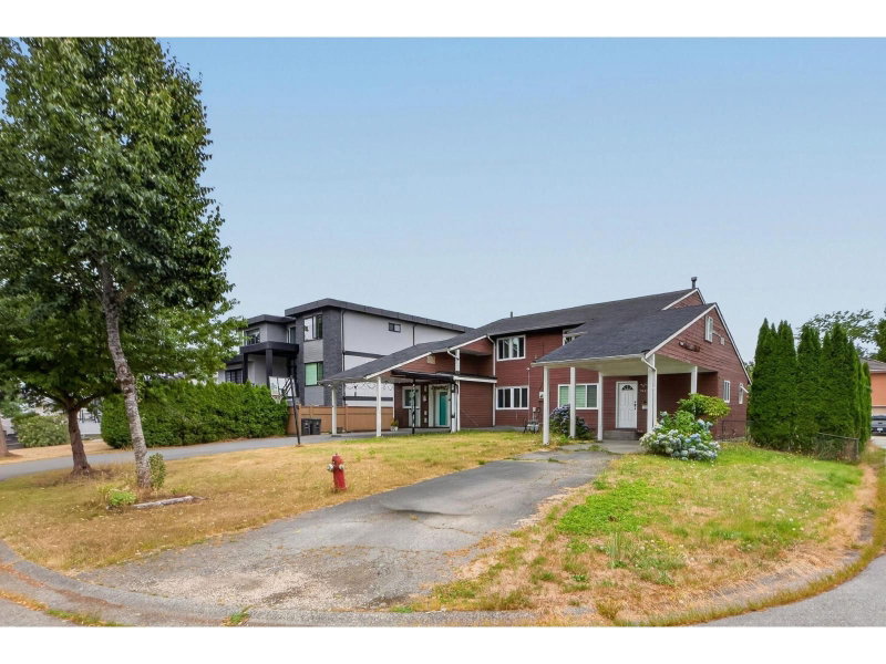 9443 132A Street Surrey British Columbia, V3V 6W3 - 4 Bedrooms Condo For Sale