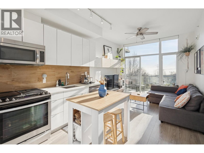 200 NELSON'S Crescent New Westminster British Columbia, V3L 0H4 - 1 Bedroom Waterfront Condo For Sale