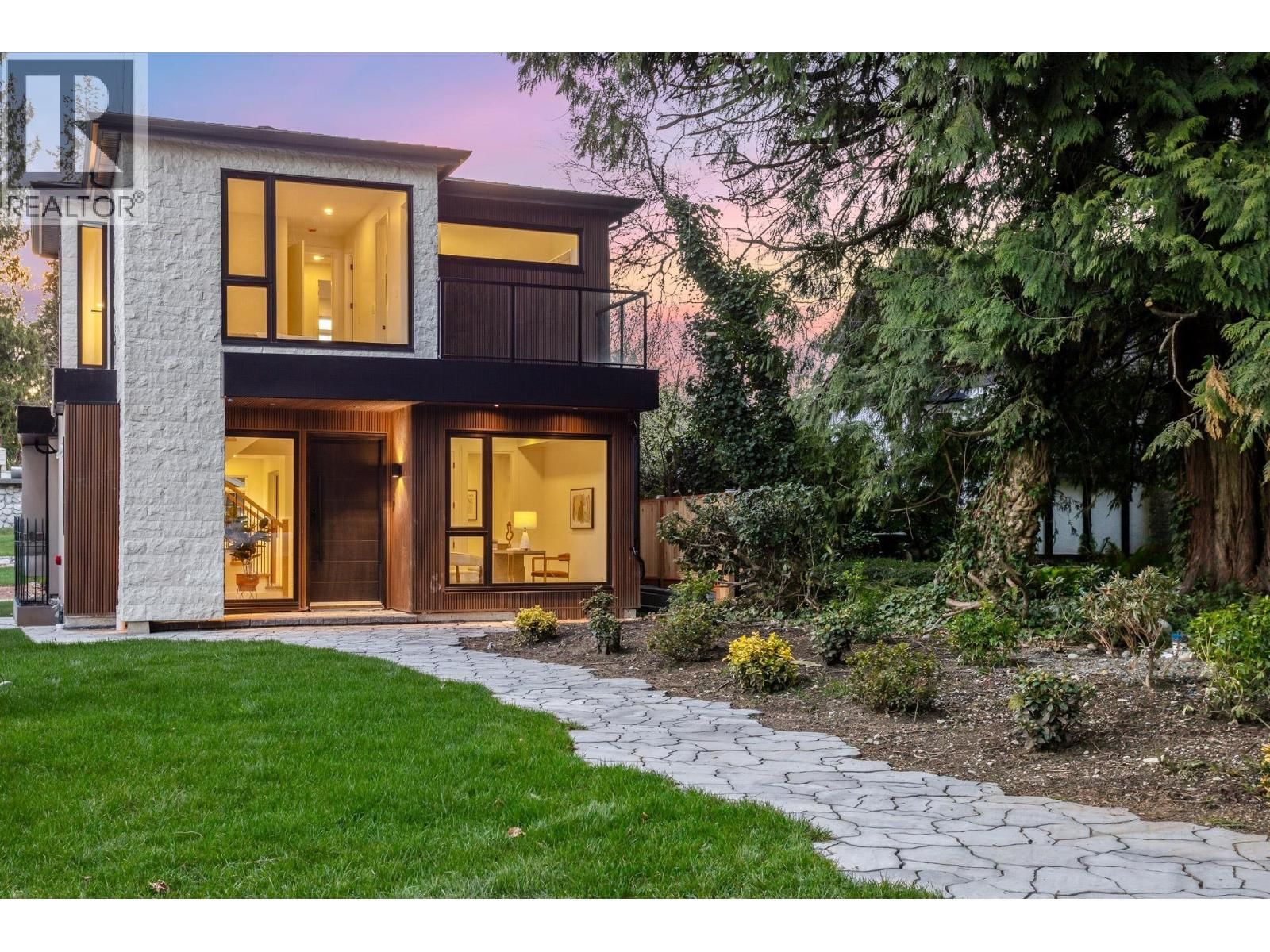 1921 TATLOW Avenue, North Vancouver, British Columbia V7P 3A2