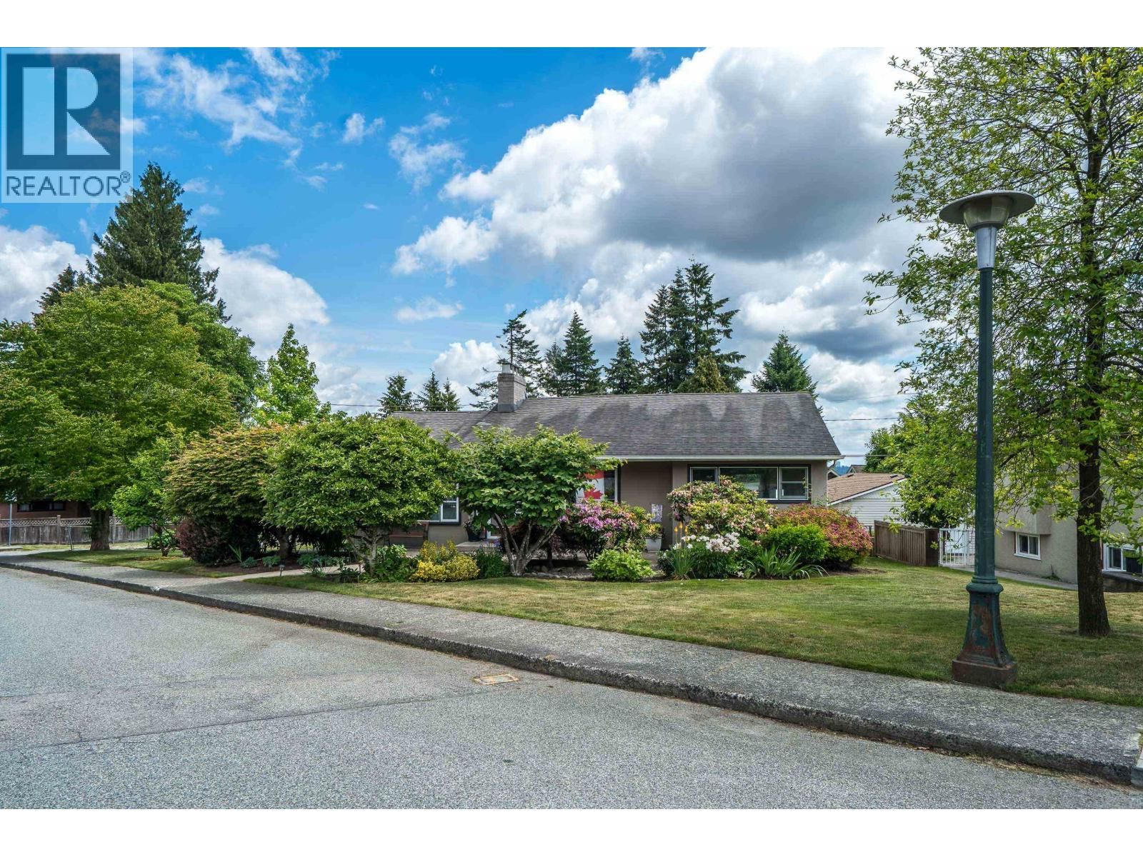 324 CHURCHILL Avenue, New Westminster, British Columbia V3L 4P6