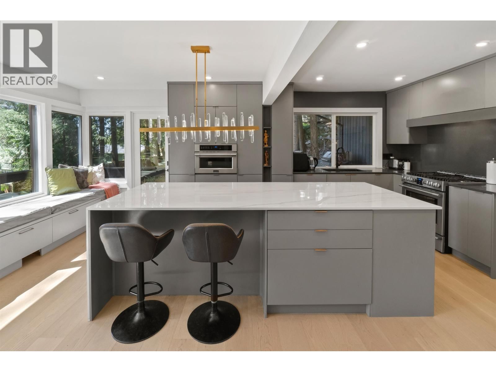 615 KINGS Road, North Vancouver, British Columbia V7N 1J4