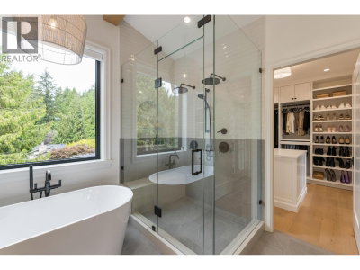 4597 WOODGREEN Drive | West Vancouver British Columbia | Slide Image Twenty-seven