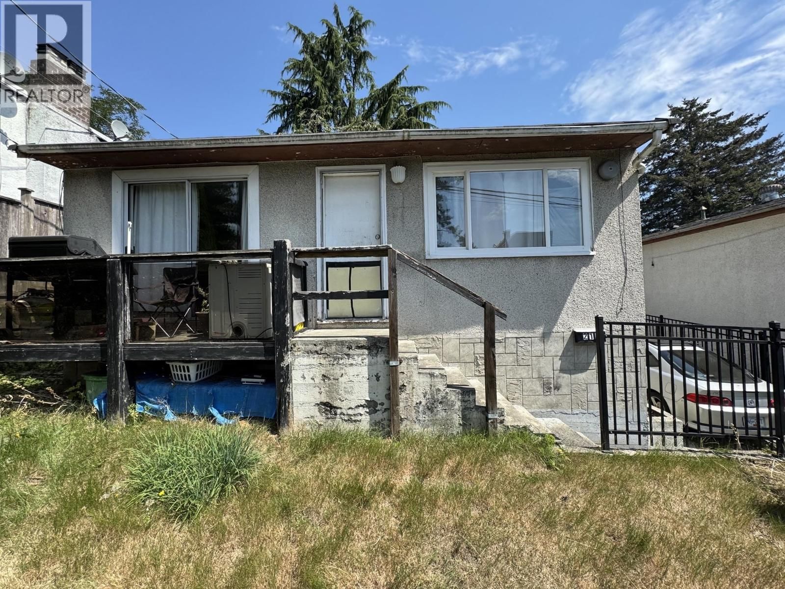 215 SHAW Street, New Westminster, British Columbia V3M 4B4