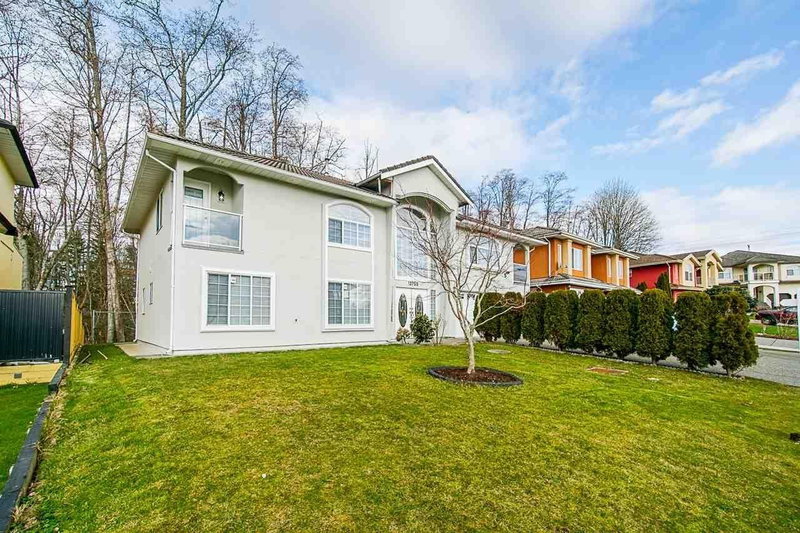 13755 93A Avenue Surrey British Columbia, V3V 8A9 - 6 Bedrooms Home For Sale