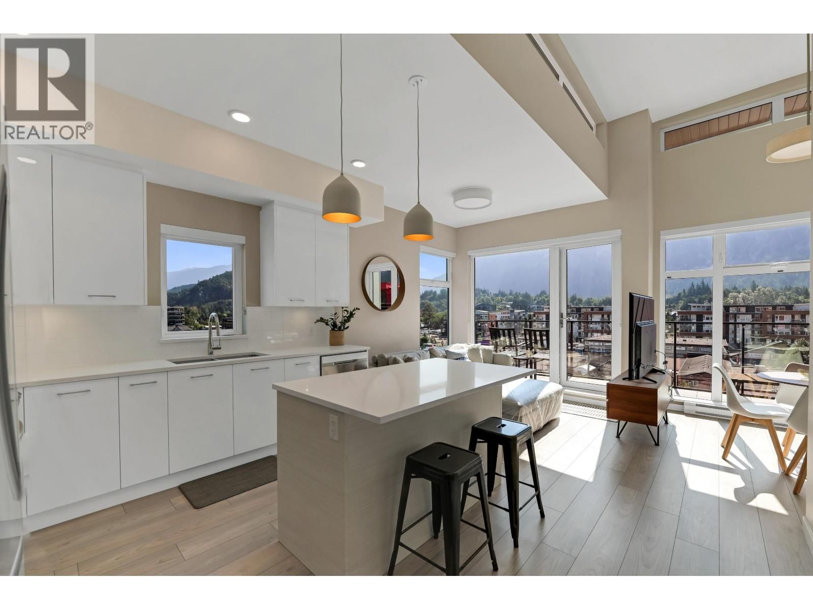 38033 SECOND Avenue, Squamish, British Columbia V8B 0C4