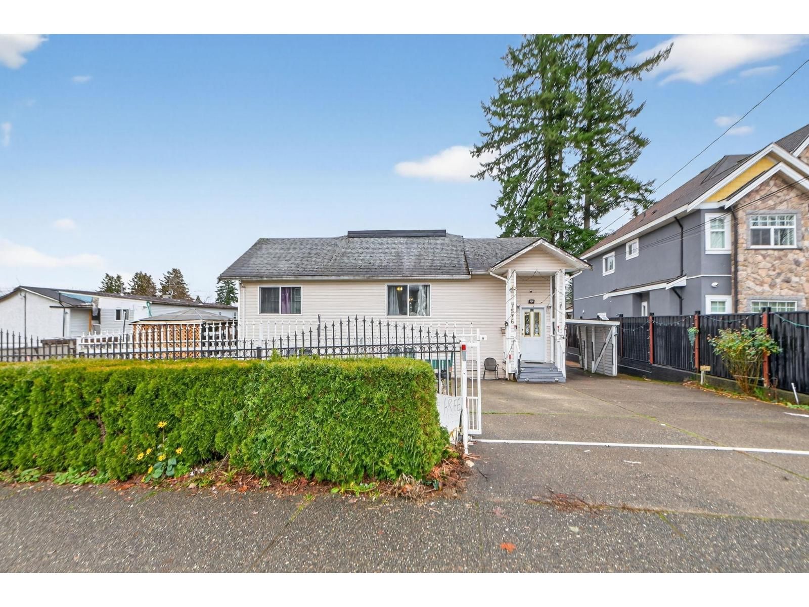 7576 140 Street, Surrey, British Columbia V3W 5J8