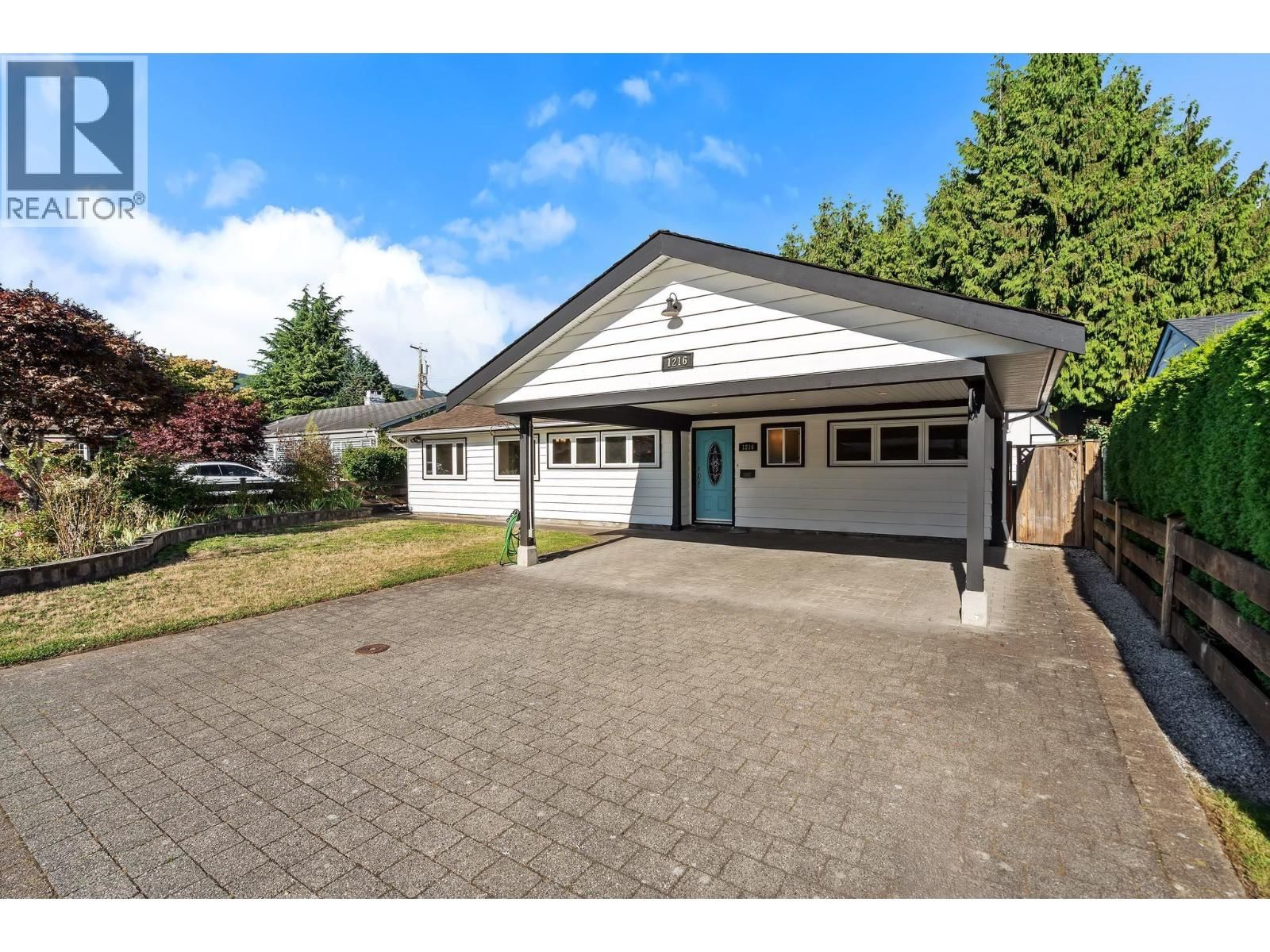 1216 PINEWOOD Crescent, North Vancouver, British Columbia V7P 1E9