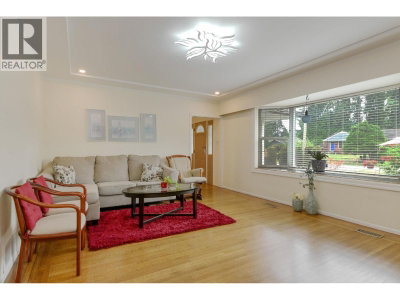 21727 RIDGEWAY Crescent | Maple Ridge British Columbia | Slide Image Five