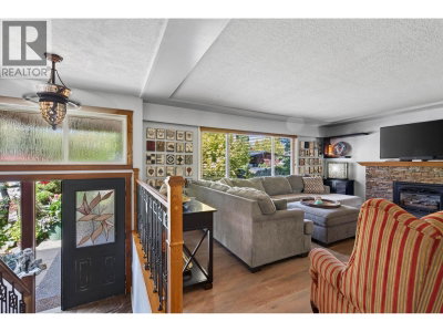 517 AILSA Avenue | Port Moody British Columbia | Slide Image Five