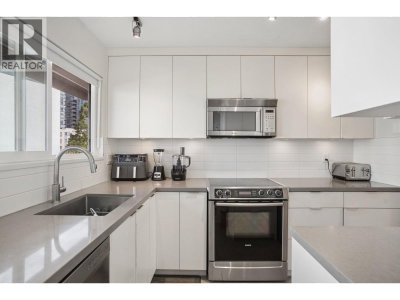 220 16TH Street | North Vancouver British Columbia | Slide Image Twenty