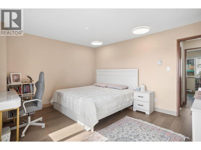 220 16TH Street | North Vancouver British Columbia | Slide Image Nine
