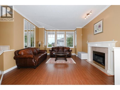 2995 PINETREE Close | Coquitlam British Columbia | Slide Image Four