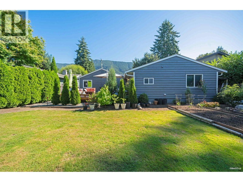 1043 BELVEDERE Drive North Vancouver British Columbia, V7R 2C6 - 5 Bedrooms Home For Sale