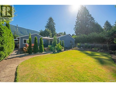 1043 BELVEDERE Drive | North Vancouver British Columbia | Slide Image Three